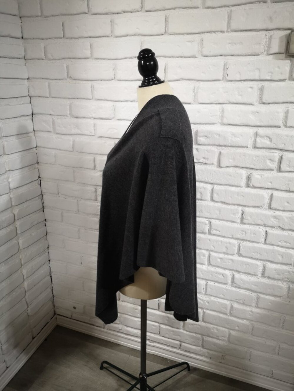 Holt Renfrew Ladies 1 Size Dark Grey Made in Canada 100% Merino Wool Cape - Picture 4 of 7